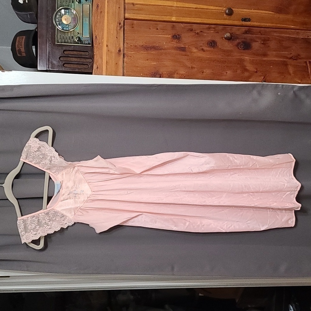 VTG Dreamwear Nightgown Pink Lace Trim Embroidered Flowers USA Size M‎ EUC